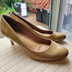 CORSO COMO Elegant Beige Women's Pumps Size 7M.like New